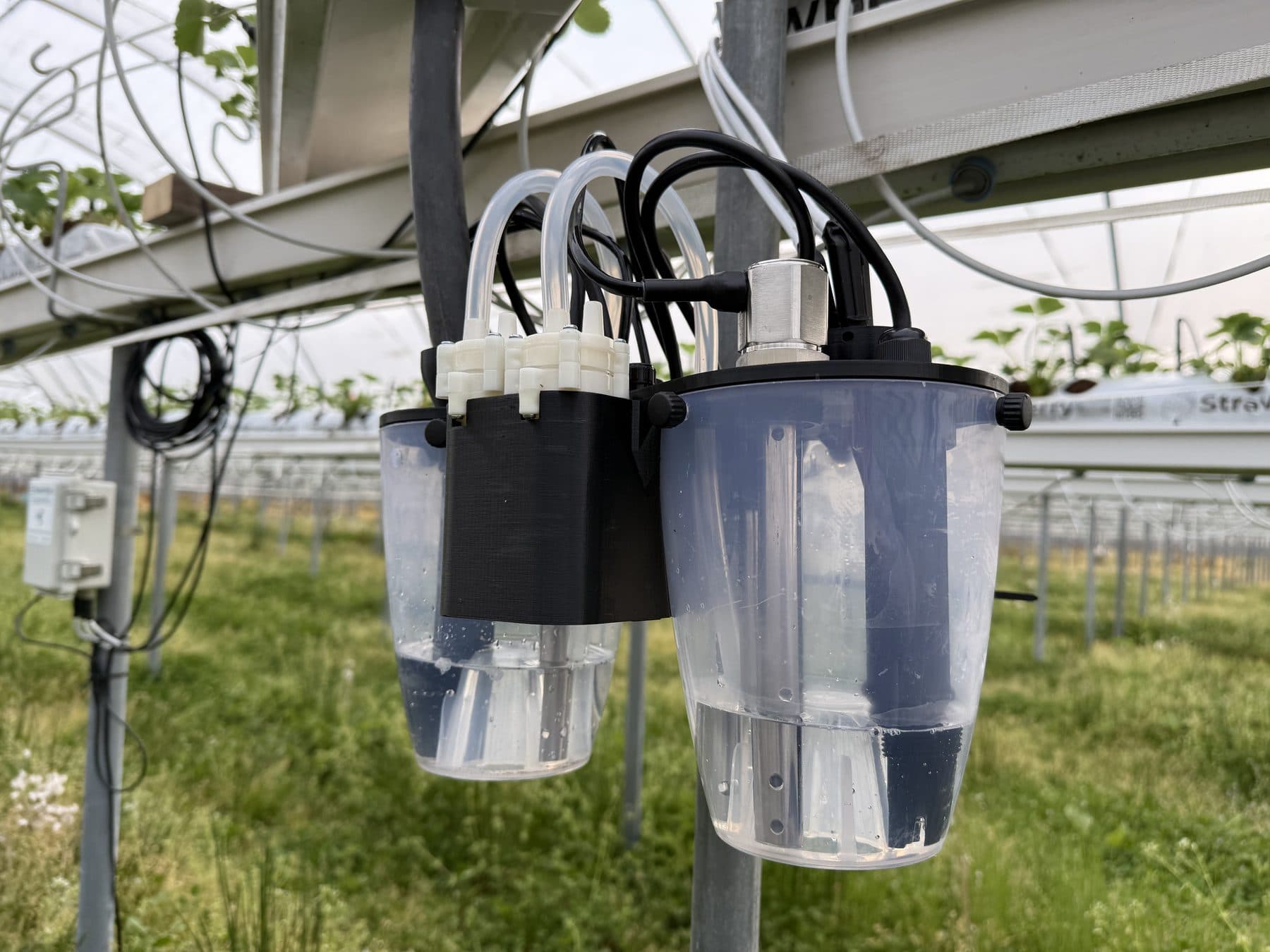 Drip drain measurement buckets mounted under a substrate gutter